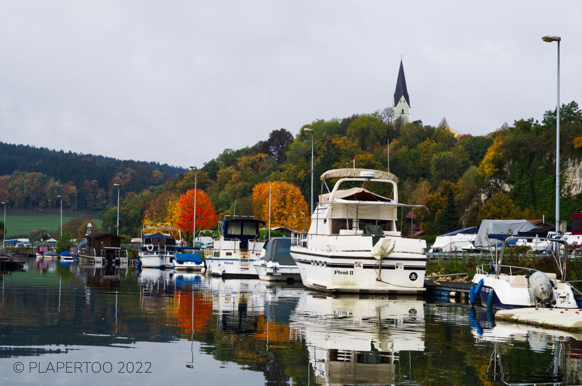 Herbst im Hafen - Hausboote und Herbstbäume