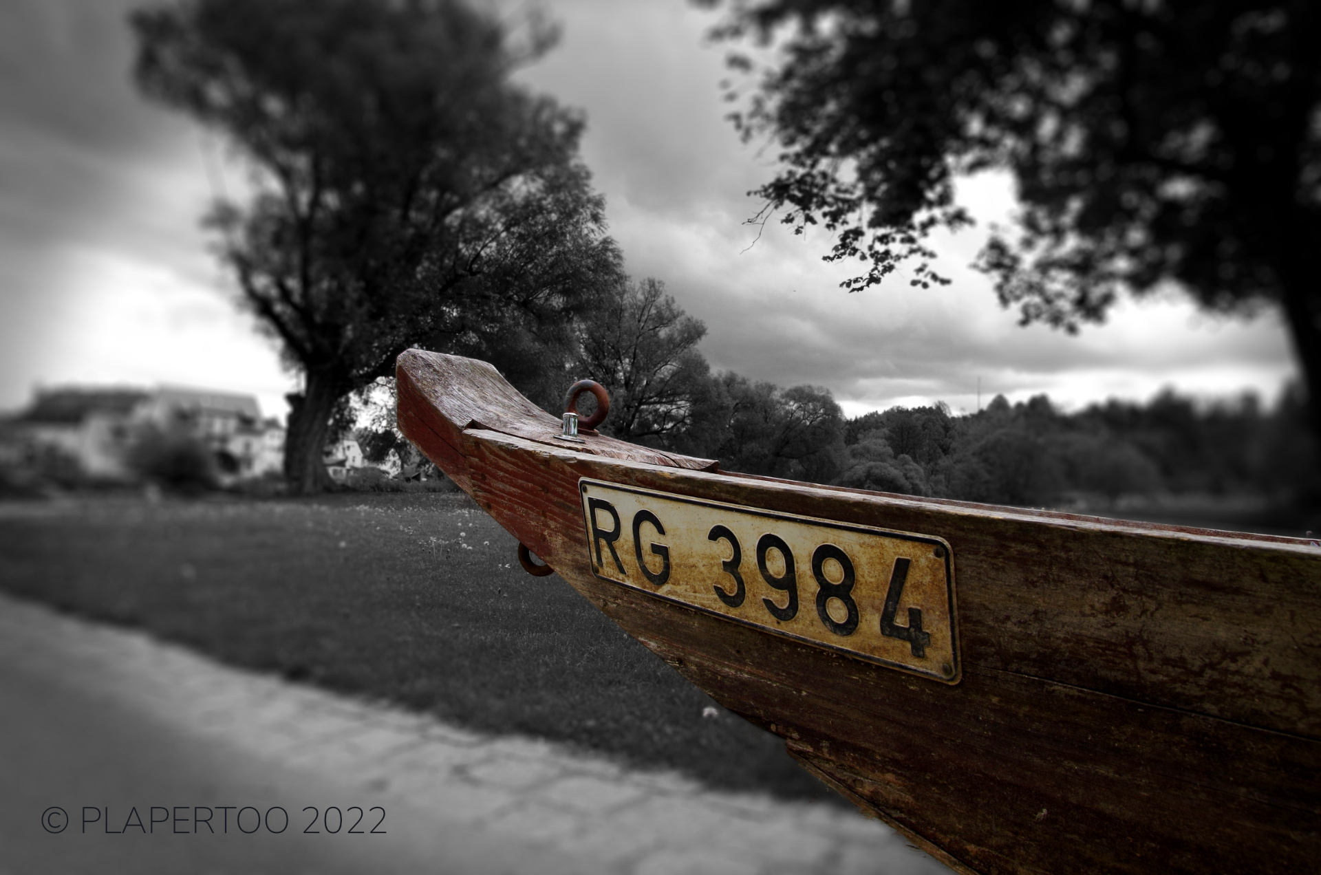 Holzboot an Land - Schwarzweiser Hintergrund